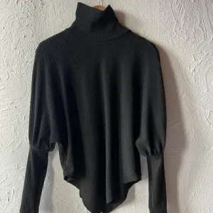 Asimetricni crni dzemper/rolka S/M NOVO