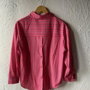Roze kosulja na pruge S/M NOVO