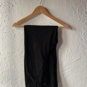 Crne somotske pantalone S/M NOVO