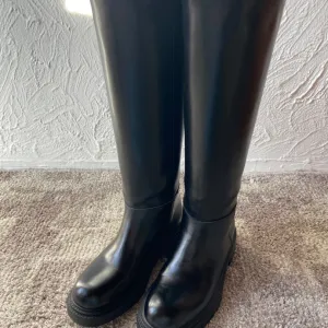 Zara crne duboke cizme 37 24cm.