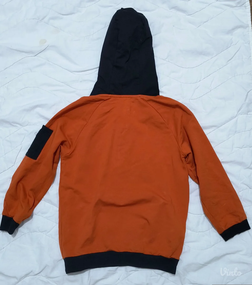 Moderan narandžasto-crni duks 128