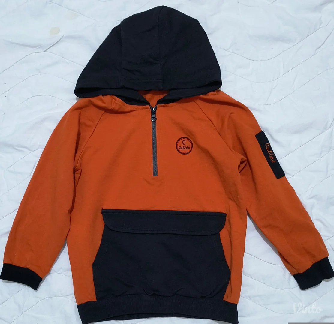 Moderan narandžasto-crni duks 128