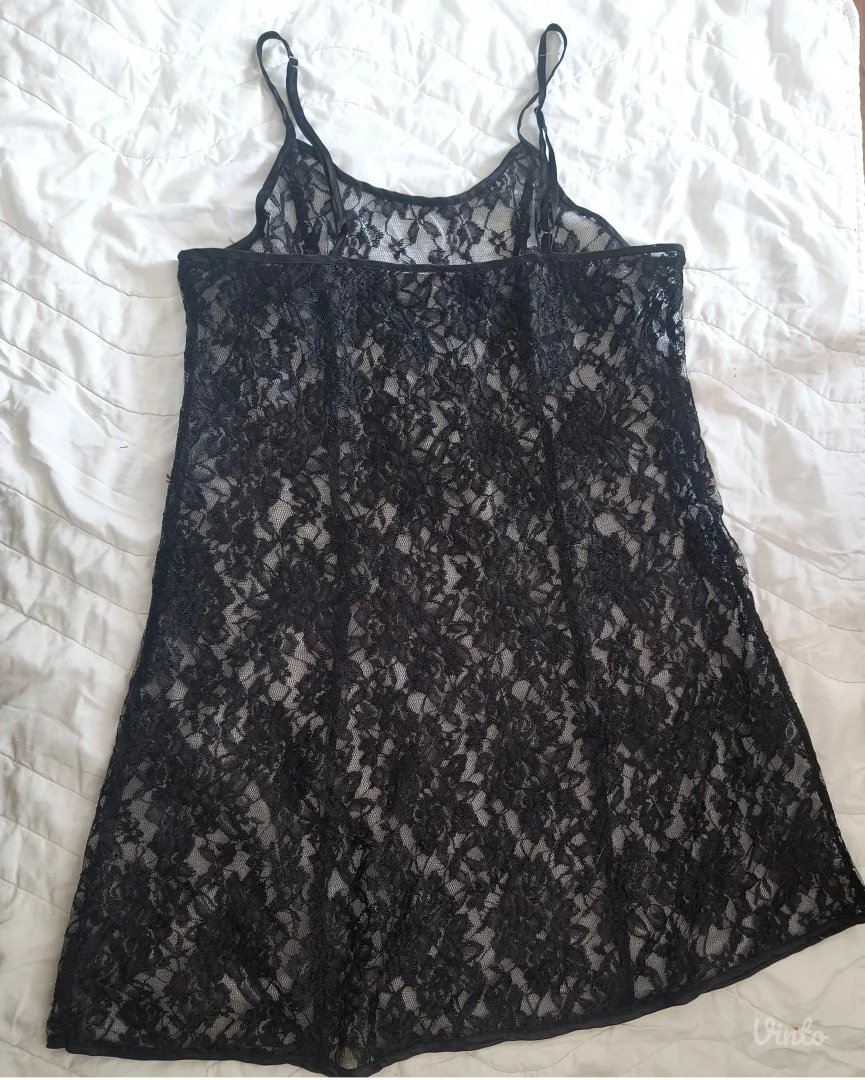 Spavaćica od crne čipke, veći broj