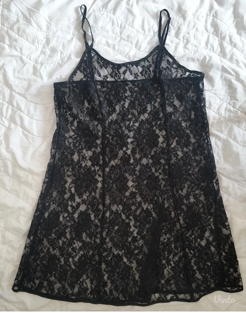 Spavaćica od crne čipke, veći broj