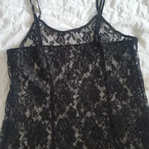 Spavaćica od crne čipke, veći broj