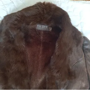 Kn.qer jakna sa pravim krznom S