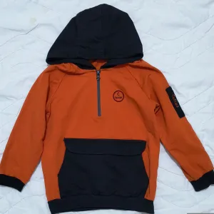 Moderan narandžasto-crni duks 128