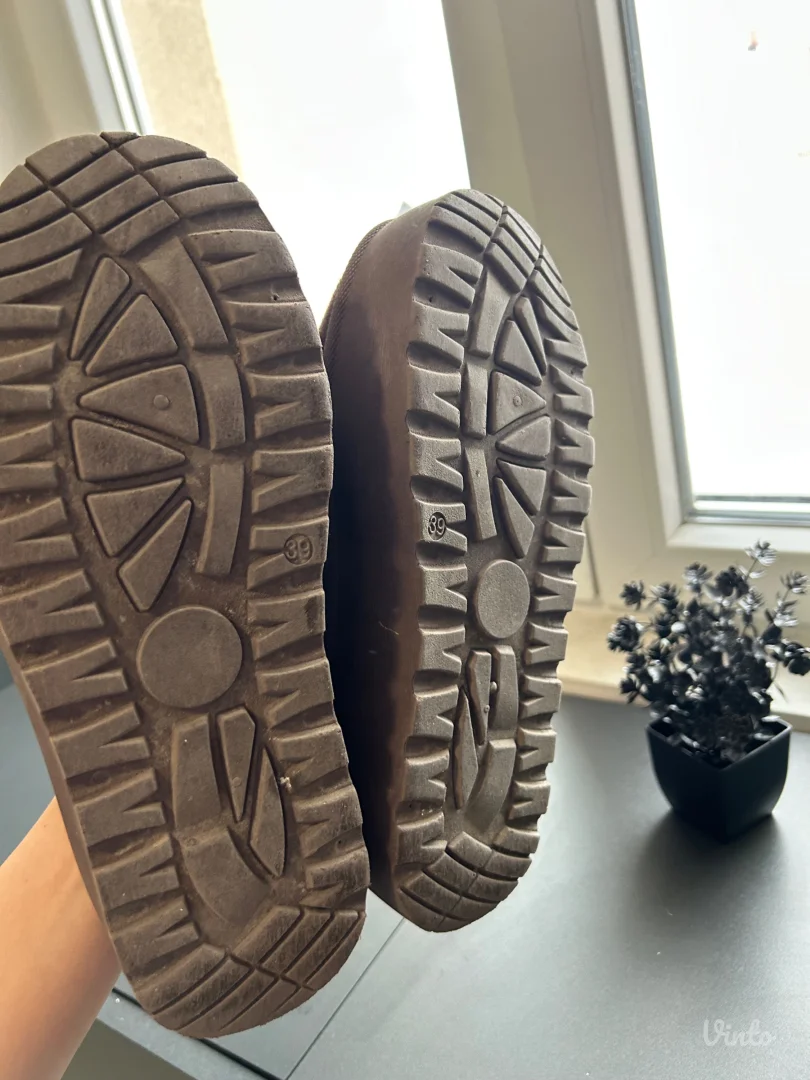 Papuče u braon boji