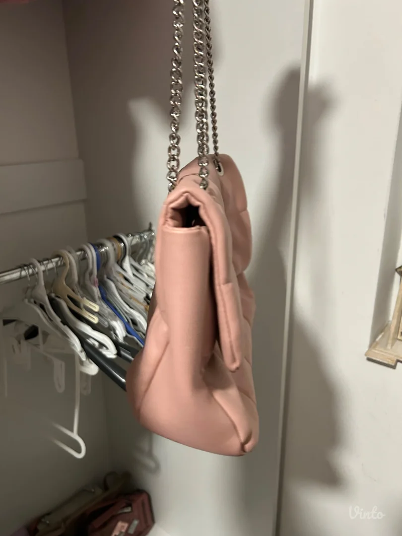 Elegantna ženska torba u nežnoj puder-roze boji