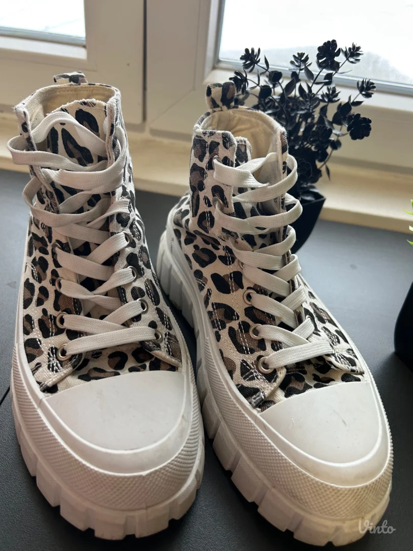 Polovne ženske patike – leopard dezen