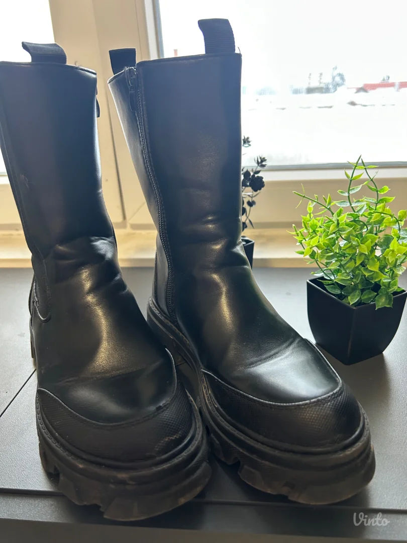 Polovne ženske čizme – crne, masivan đon (Chelsea stil)