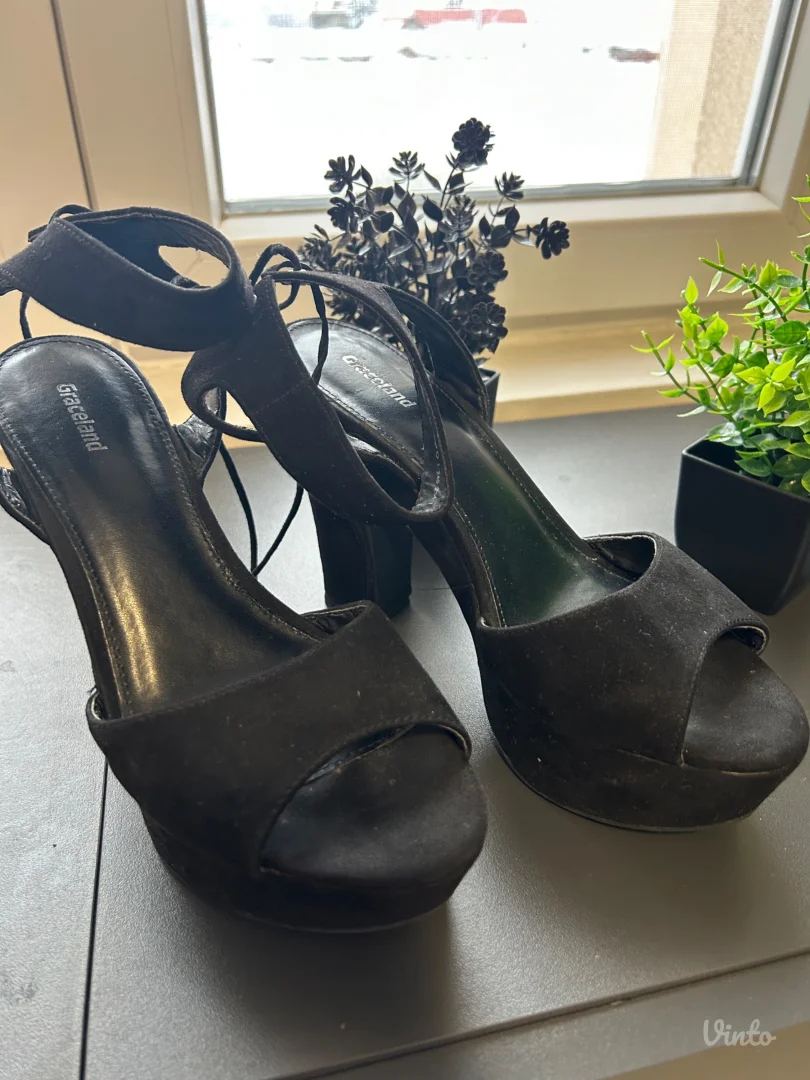 Polovne ženske štikle sa platformom – crne