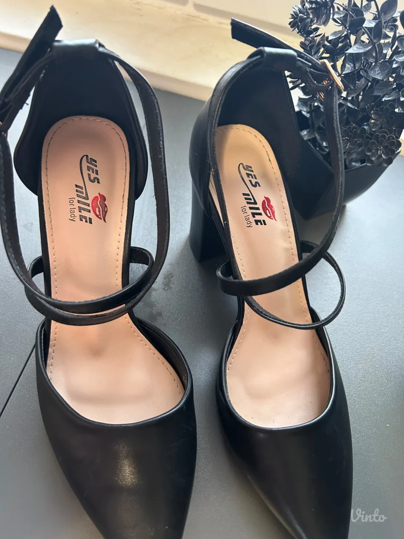 Polovne ženske štikle – crne, elegantne