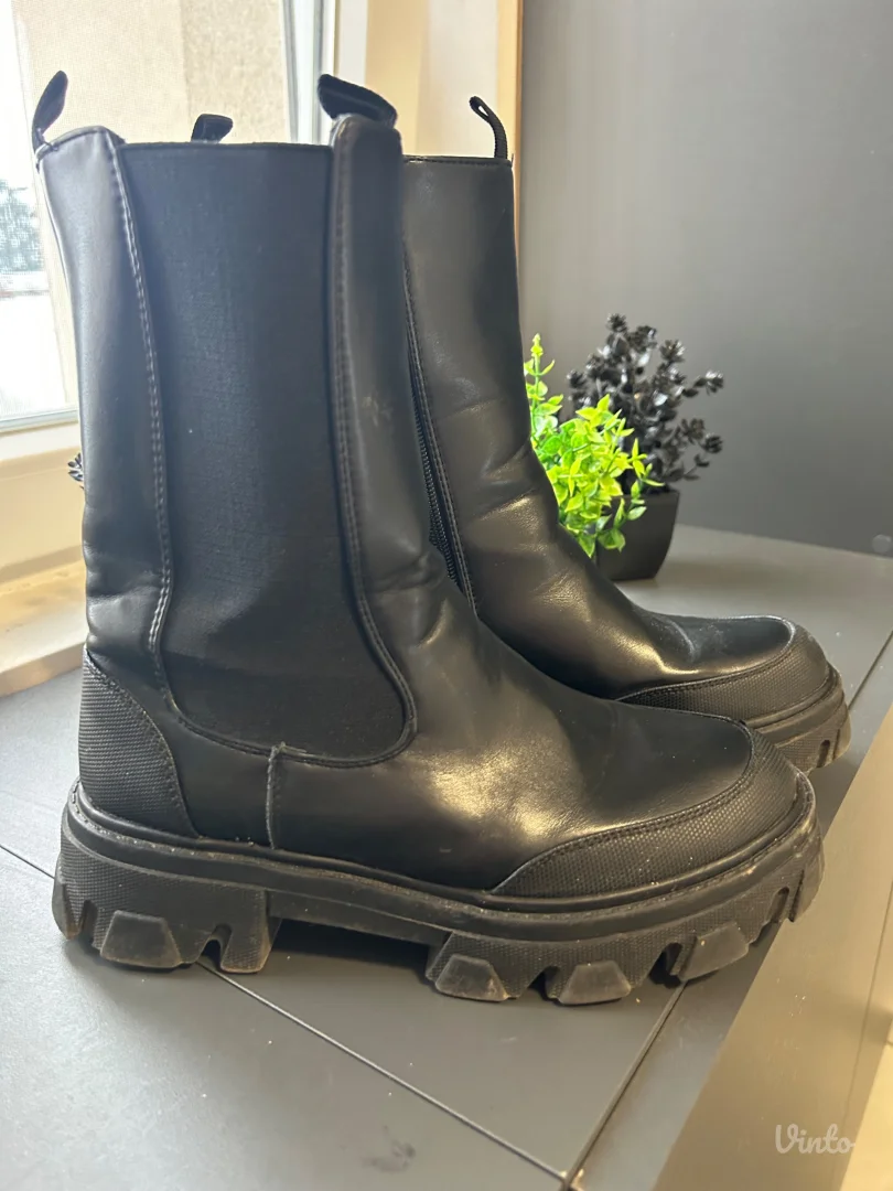 Polovne ženske čizme – crne, masivan đon (Chelsea stil)