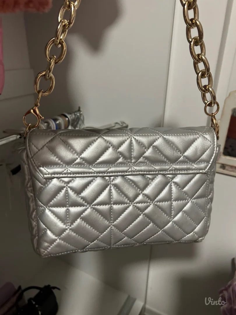 Elegantna ženska torbica u srebrnoj boji