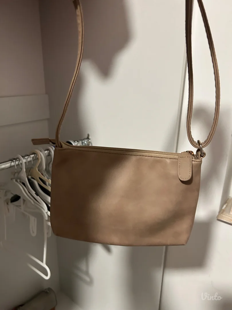 Ženska torba u neutralnoj bež/taupe nijansi