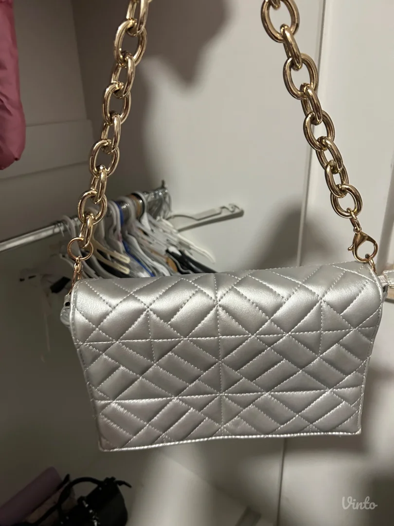 Elegantna ženska torbica u srebrnoj boji