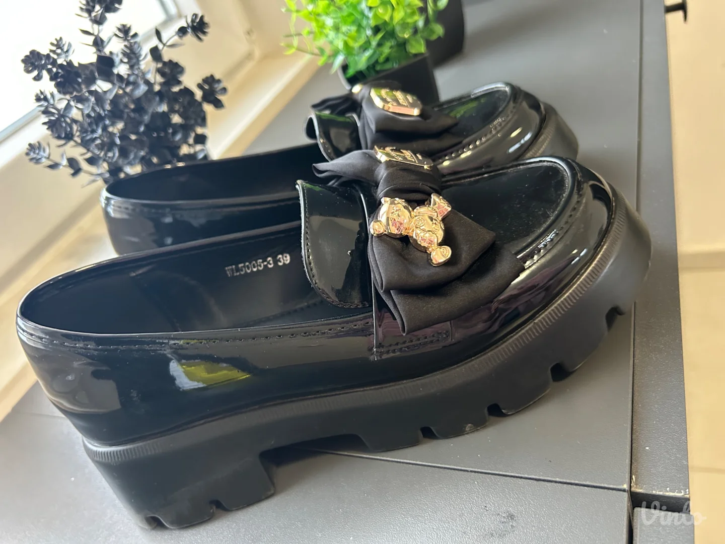 Polovne ženske lakovane cipele – crne, sa mašnom