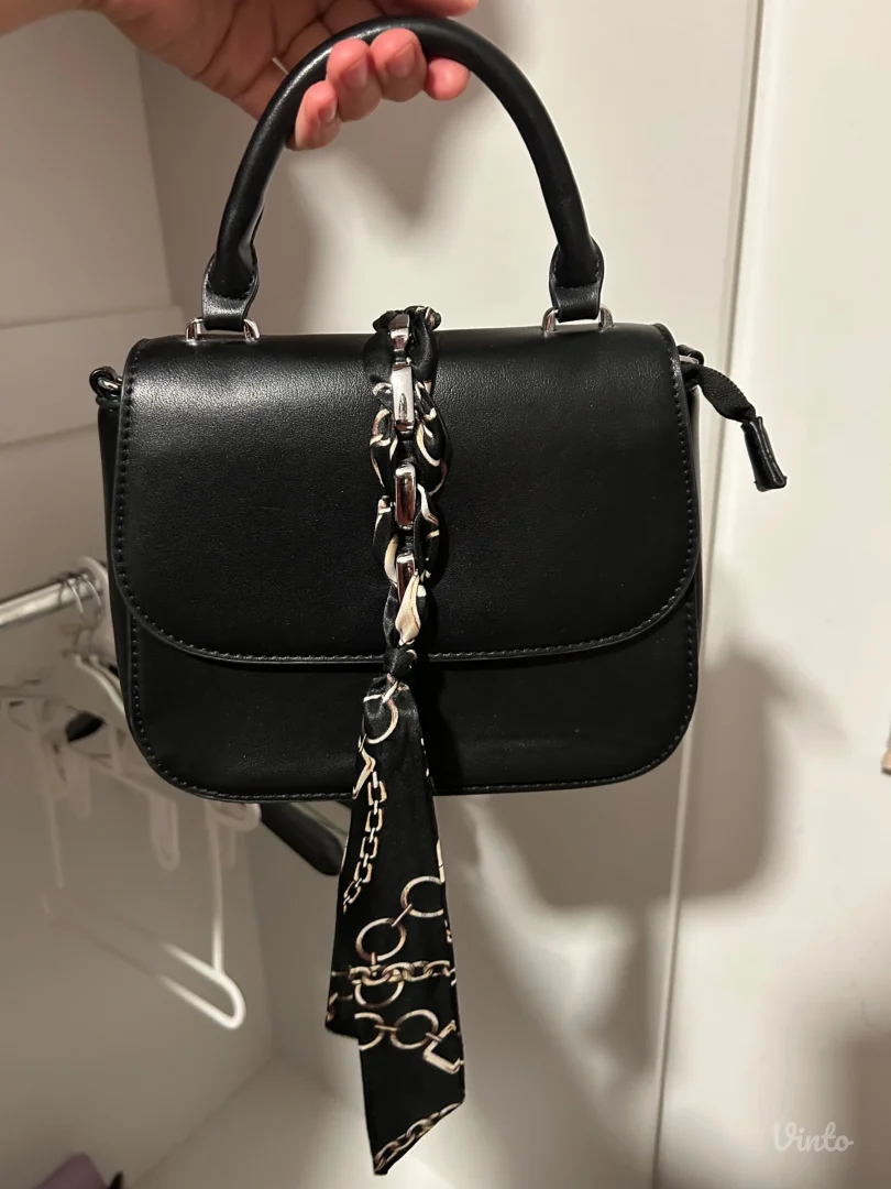 Elegantna ženska torbica u crnoj boji