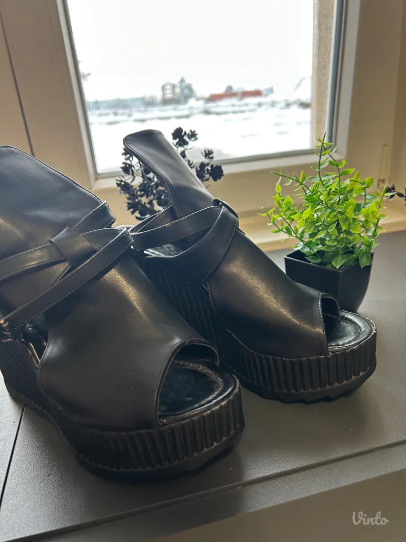 Polovne ženske platforme – crne, sa kaišićima