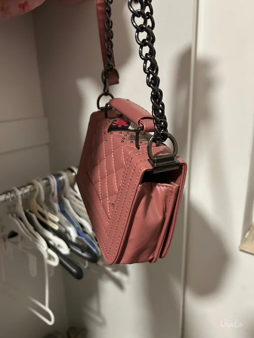 Atraktivna ženska torba u puder-roze boji