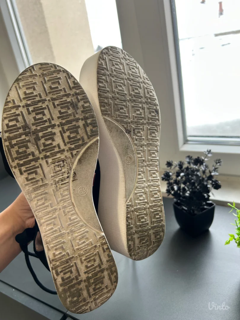 ženske sandale na platformu, crne boje, sa vezivanjem oko članka