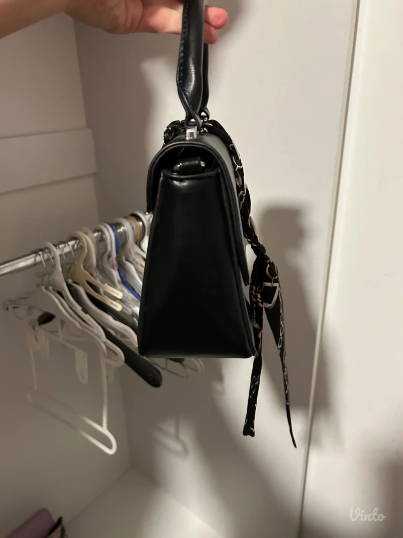 Elegantna ženska torbica u crnoj boji