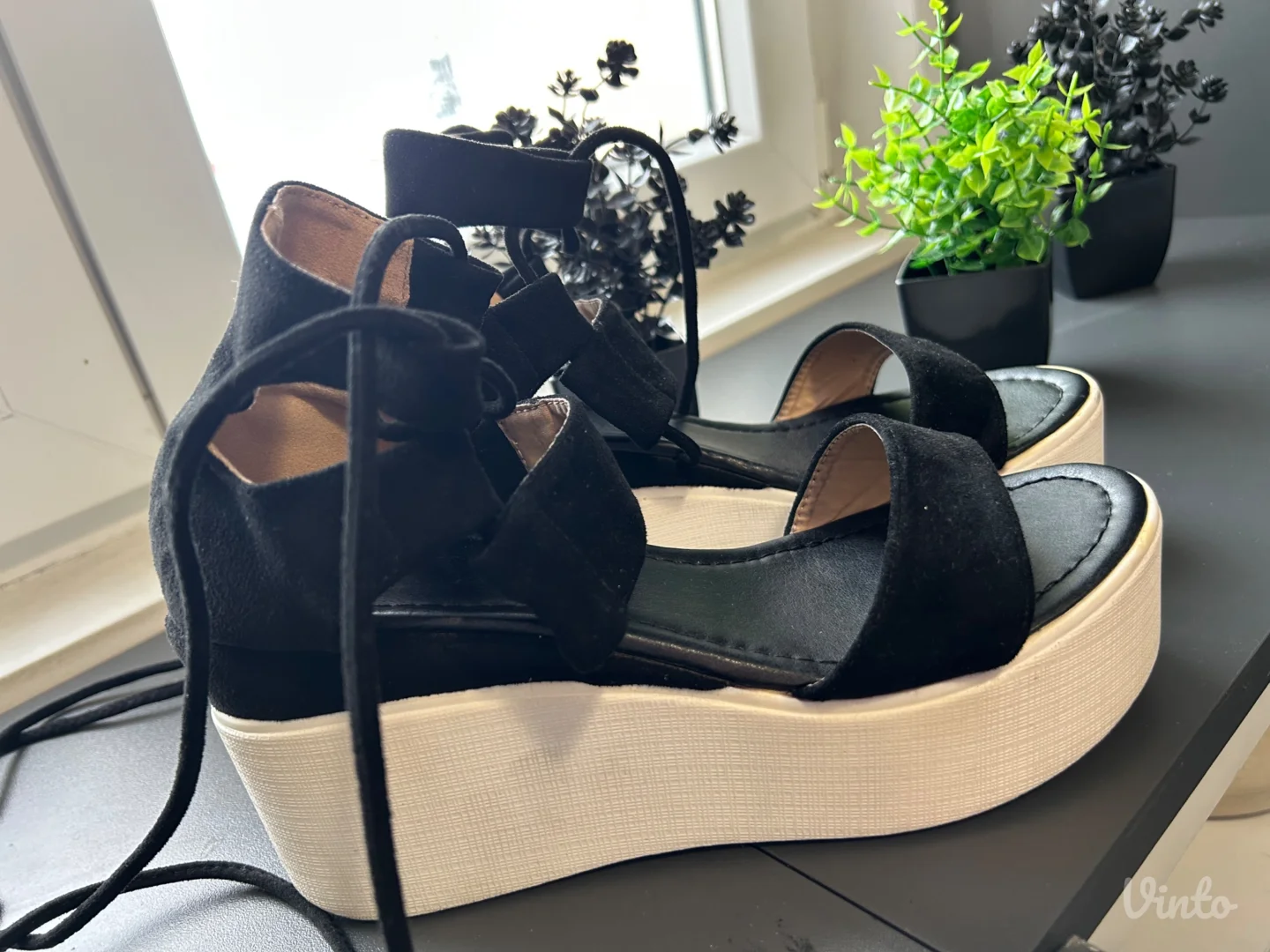 ženske sandale na platformu, crne boje, sa vezivanjem oko članka