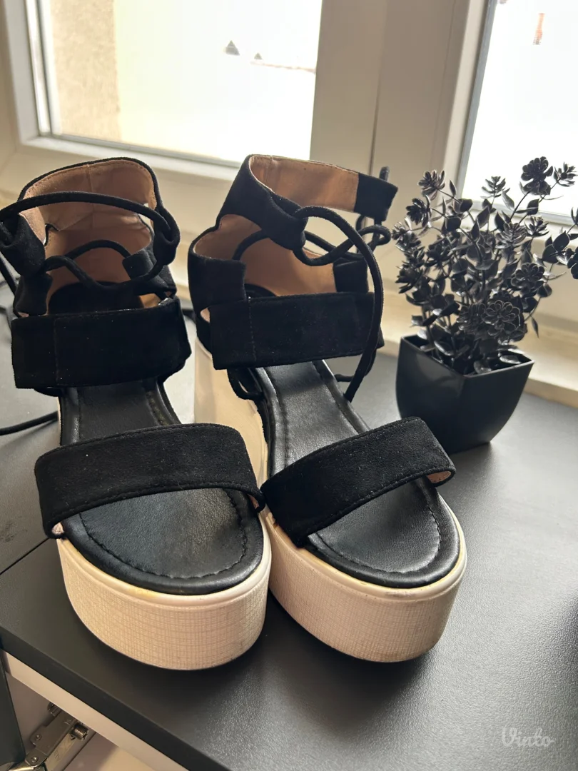ženske sandale na platformu, crne boje, sa vezivanjem oko članka