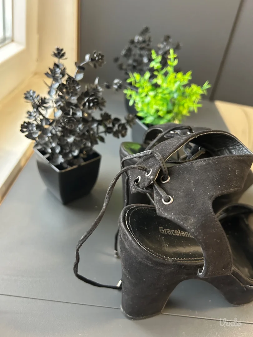 Polovne ženske štikle sa platformom – crne