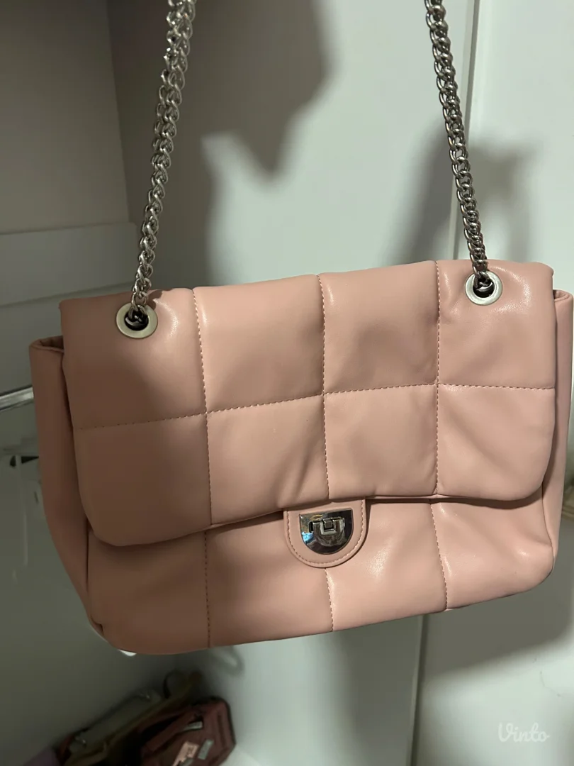 Elegantna ženska torba u nežnoj puder-roze boji