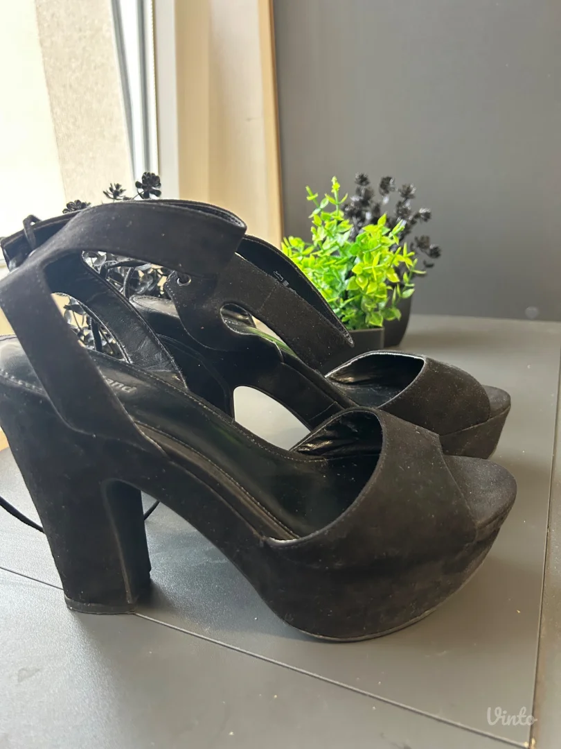 Polovne ženske štikle sa platformom – crne