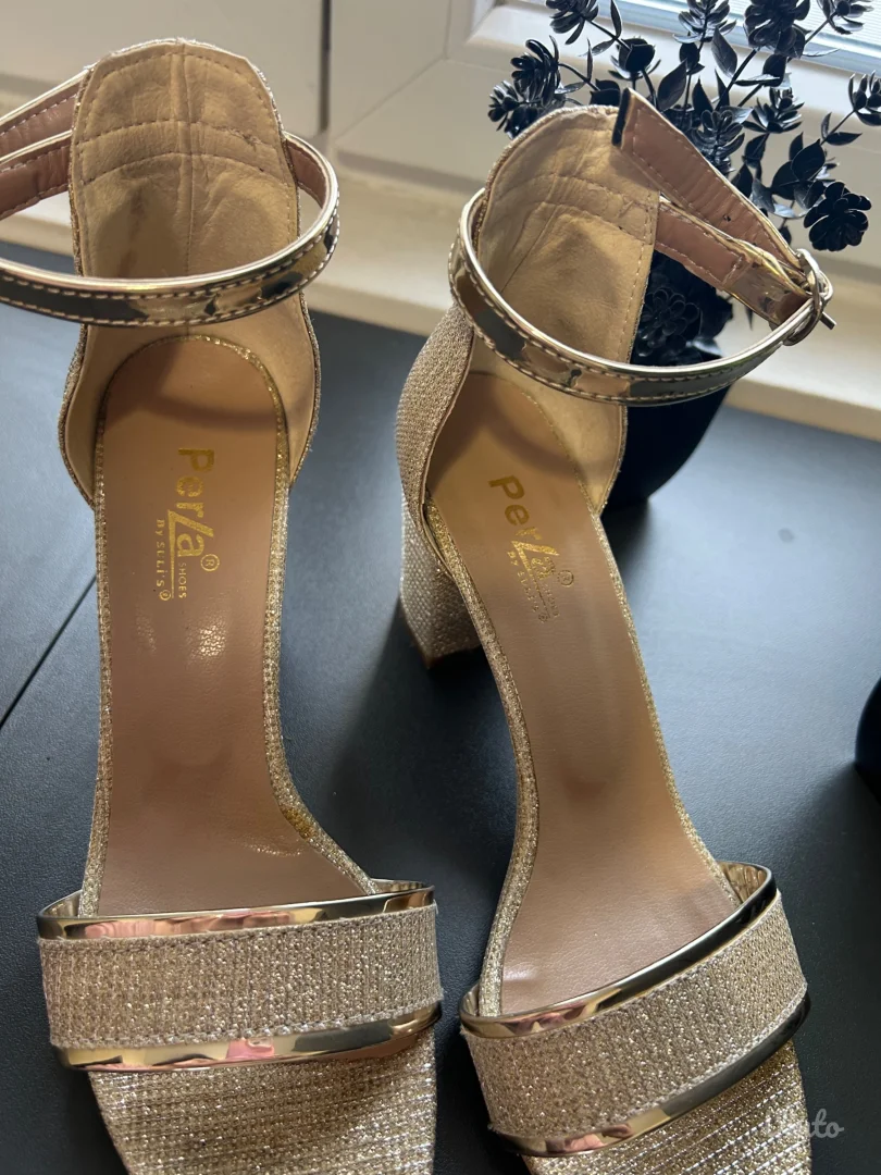 Polovne ženske štikle – zlatne, elegantne