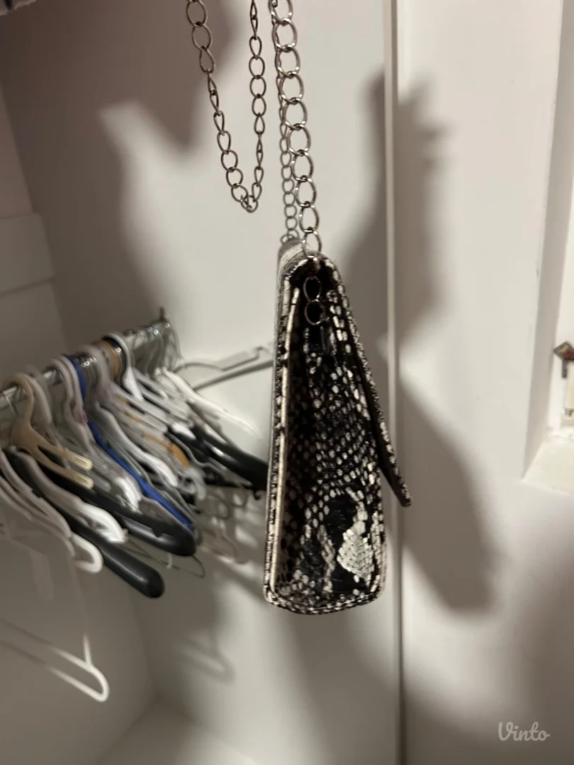 Elegantna ženska torbica sa snake printom