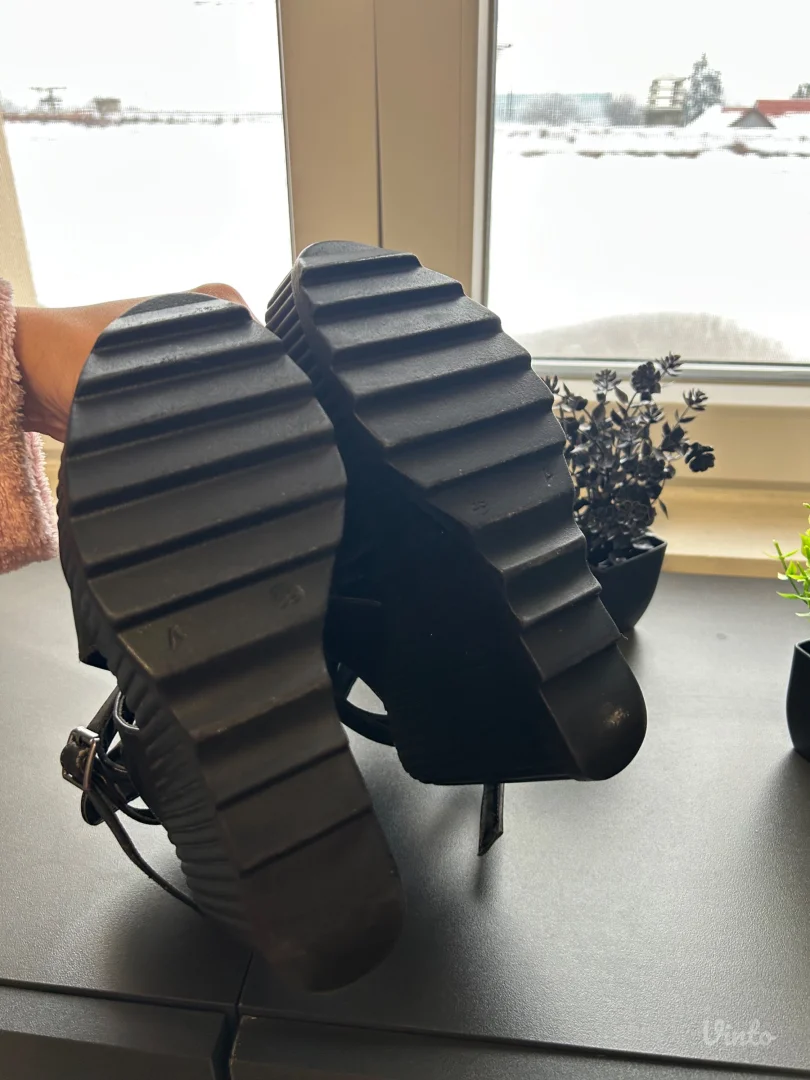 Polovne ženske platforme – crne, sa kaišićima