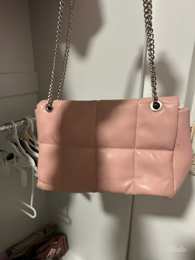 Elegantna ženska torba u nežnoj puder-roze boji