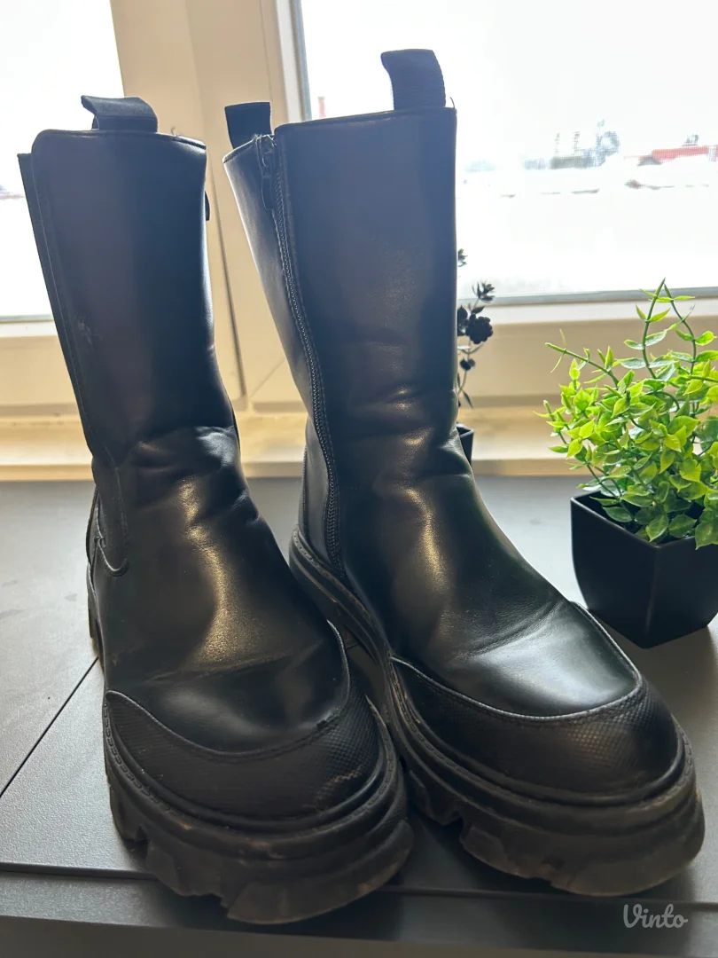 Polovne ženske čizme – crne, masivan đon (Chelsea stil)