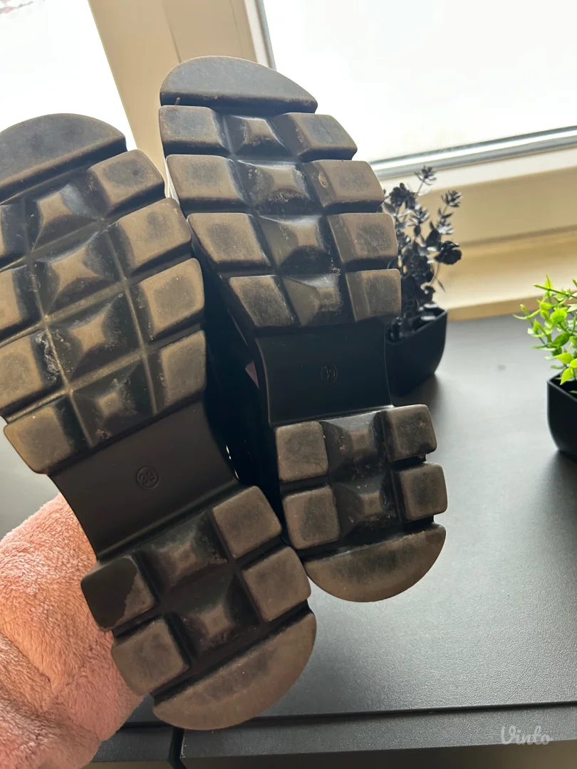 Polovne ženske lakovane cipele – crne, sa mašnom