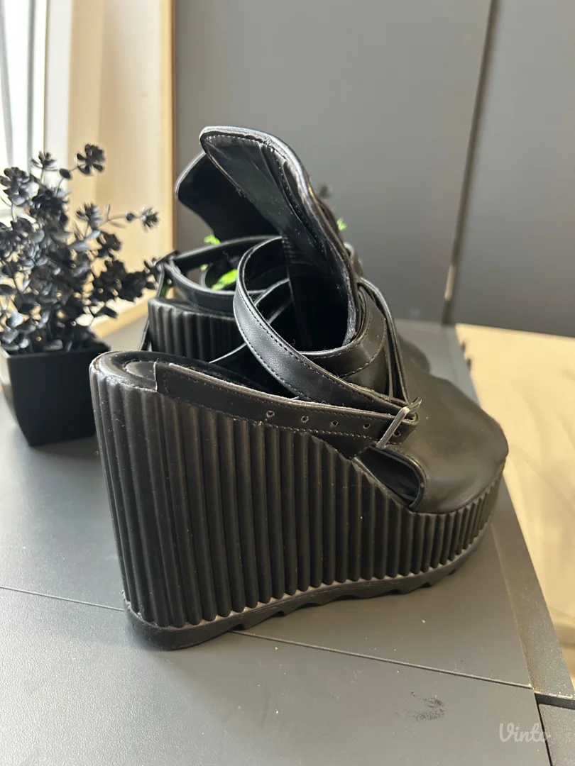 Polovne ženske platforme – crne, sa kaišićima