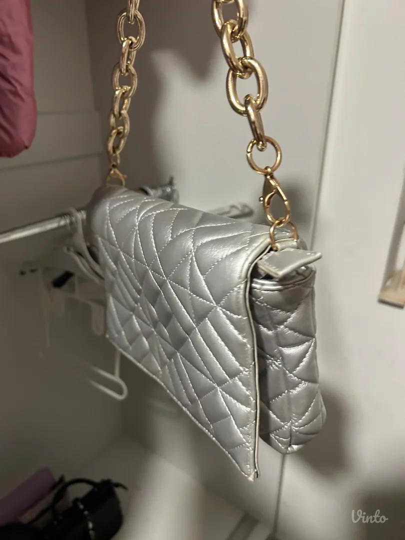 Elegantna ženska torbica u srebrnoj boji