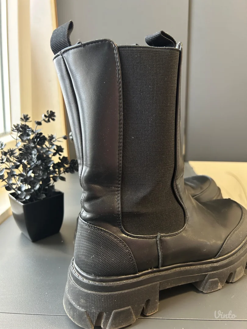 Polovne ženske čizme – crne, masivan đon (Chelsea stil)