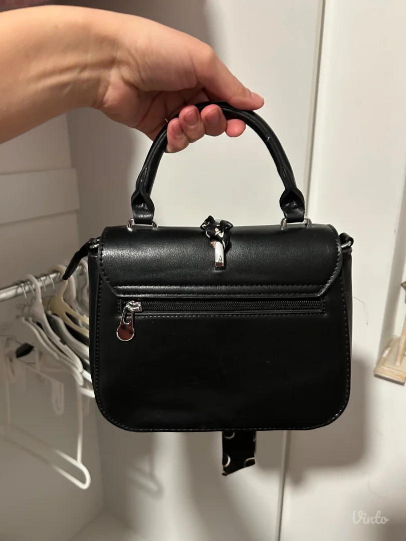 Elegantna ženska torbica u crnoj boji