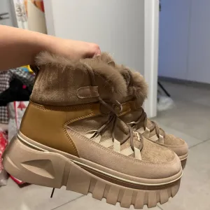 Zimske čizme u bež/kamel boji