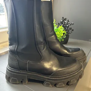 Polovne ženske čizme – crne, masivan đon (Chelsea stil)