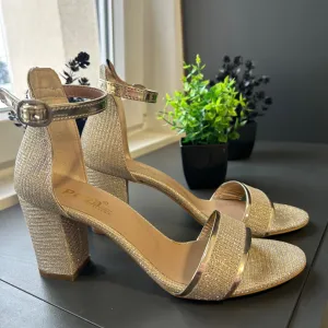 Polovne ženske štikle – zlatne, elegantne