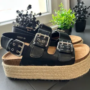 Sandale na platformu crne boje