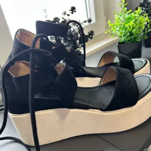 ženske sandale na platformu, crne boje, sa vezivanjem oko članka