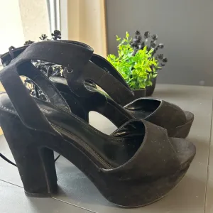 Polovne ženske štikle sa platformom – crne