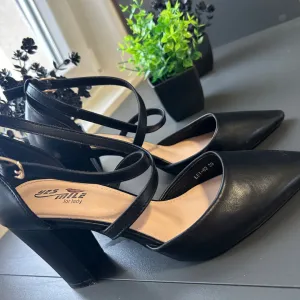 Polovne ženske štikle – crne, elegantne