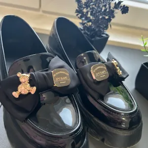 Polovne ženske lakovane cipele – crne, sa mašnom